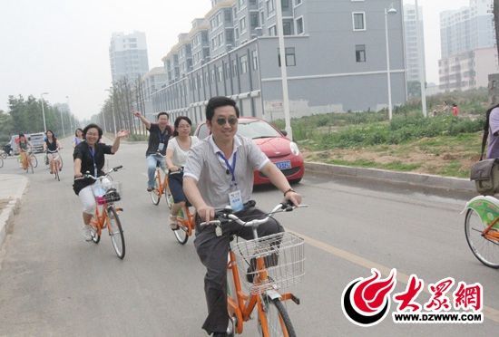 記者們騎上公共自行車，感受到城市公共自行車的便捷和樂趣。 記者 郭豪 攝。